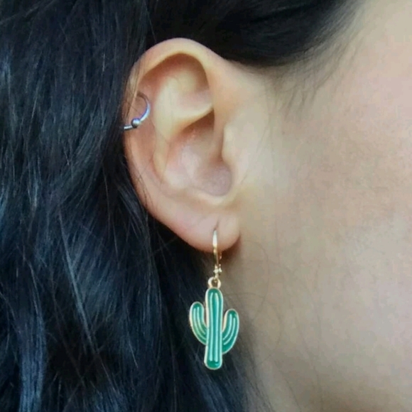 💖 2/$30 Western cactus dainty small earrings - Picture 9 of 11
